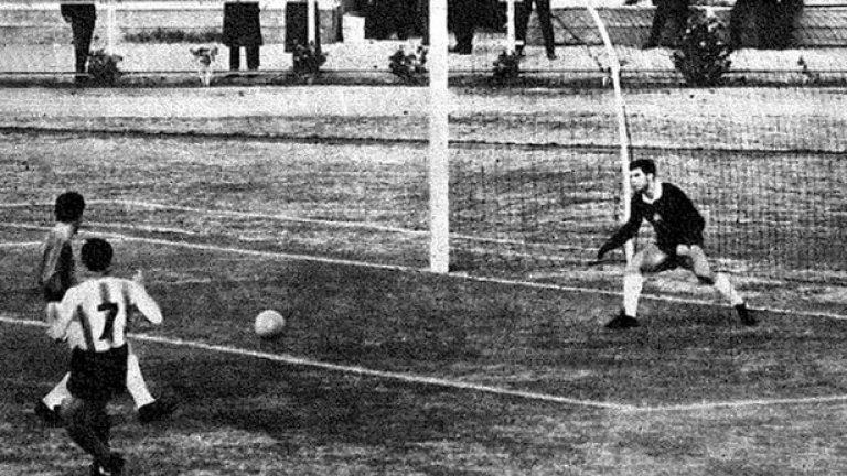 Диев: „Това не беше футбол, а дивашки бокс” 

България – Аржентина 0:1, 30 май 1962 г., Ранкагуа

Първият мач на България на световно първенство се превръща в истинска касапница, благодарение на испанския арбитър Хуан Гардеазабъл. Аржентинците повеждат още в първите минути с гол на Факундо, след което заиграват брутално под благосклонния поглед на рефера. Първият тежко контузен е Петър Величков от Славия. След него подкарват с ритници аса на Спартак (Пд) Тодор Диев-Дорчо. Нападателят получава тежък удар в окото, спукват му реброто и за него световното приключва. Същата съдба сполетява на терена и Христо Илиев-Патрата от Левски. По онова време смените не са позволени от правилника и тримата остават до края на игрището в осакатено състояние. 

След мача гръмва голям скандал. Репортерите на европейските вестници на мача в Ранкагуа обвиняват рефера. Билдър Джой, пратеник на английския „Ивнинг Стар”, предава следното: „Българското дясно крило Диев ми показа следите от грубостите. Той вдигна фланелката си и видях ребрата му нарязани от аржентински бутони. Дясното му око бе подпухнало от удар с лакът и той промърмори: „Това не беше футбол, а дивашки бокс”. „Дейли Експрес” добавя: „Аржентинските касапи накълцаха българите! Жалка имитация на футбол на световно първенство. Аржентинците се бореха и бутаха с ритници и юмруци, които ги класираха като най-опасни грубияни в Чили”. „Дейли Хералд” добавя, че в мача е имало общо 76 фаула, от които 90% в сметката на Аржентина. Изпонаритани, българите губят с 1:6 следващия си мач срещу Унгария, а в последния си двубой завършват 0:0 с Англия.
