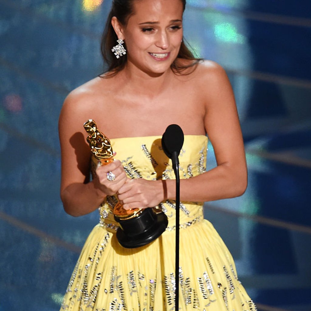 С оскара си за \"The Danish Girl\" през 2016.