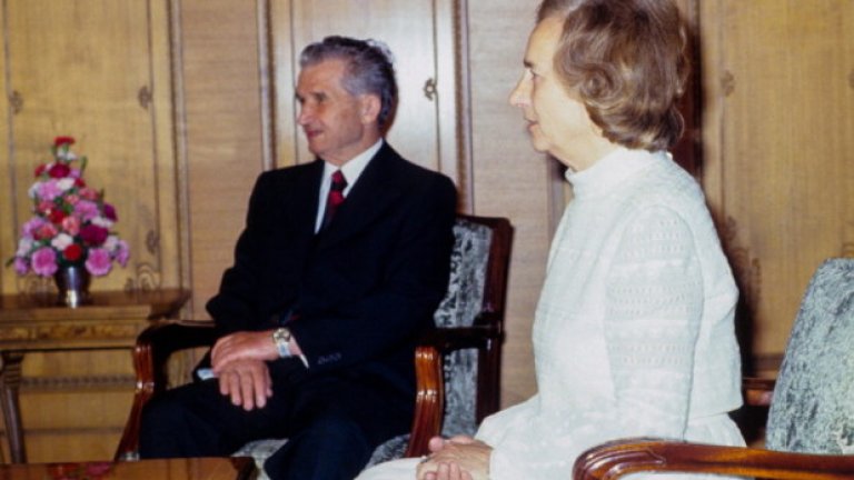 Николае Чаушеску - обущар
На румънския комунистически диктатор още от малък му е било отредено да стане обущар. На 11-годишна възраст е изпратен да чиракува при един майстор. С годините обаче той развива уклон към комунистическата идеология, и вместо да прави обувки, се развива като партиен функционер, действащ в нелегалност. А оттам след идването на комунистическата власт в страната, пътят му е постлан за ръководни функции, а не за обущарска дейност.