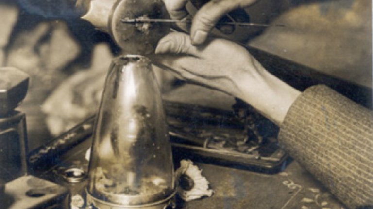 Рядка фотография на приготвяне на лула за пушене на опиум от 20-те години на XX век. Смята се, че снимката е от Ню Йорк