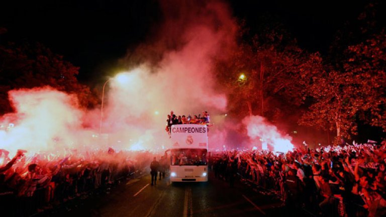Реал донесе Десетата в Мадрид около 3 ч след полунощ и даде нов старт на празненствата на площада Сибелес.