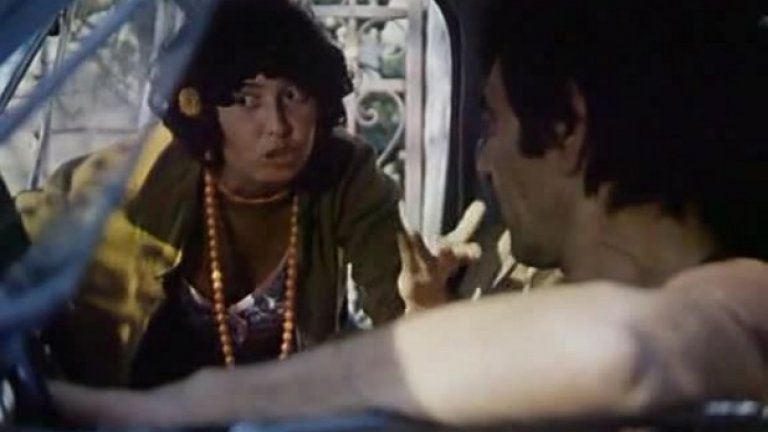 Покрив (1978)
Скандален за времето си, а не по-малко и в днешния ден, филмът на Иван Андонов описва любовния порив на женен мъж (Петър Слабаков), оскотял от монотонния семеен живот и плановете за нова къща. Той дръзва да се влюби безумно в циганка, и то в рамките на едно малко селище, където за всеки се знае всичко.
След тази си прекрасна роля Пепа Николова и друг път играе циганка, но не с тази страст и не редом до големия Петър Слабаков...
