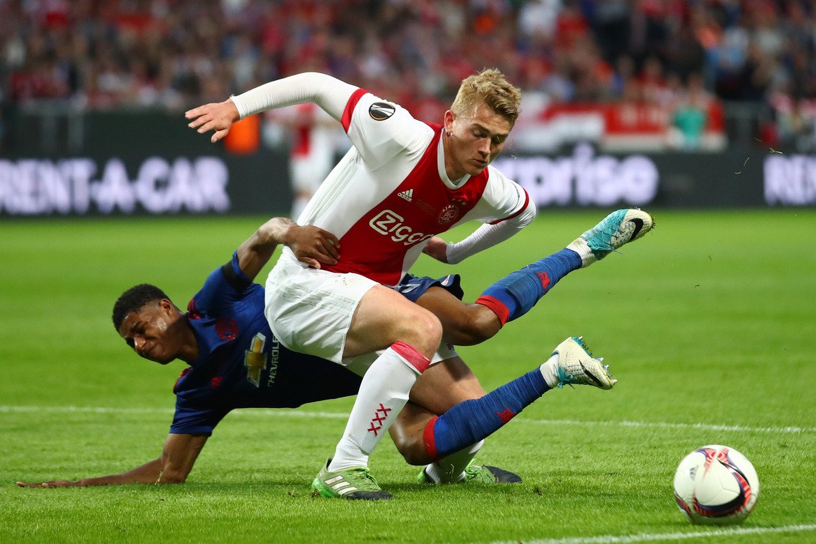 През май 2017-а, когато все още не бе навършил 18 години, Де Лихт бе титуляр за Аякс във финала на Лига Европа, загубен с 0:2 от Манчестър Юнайтед.