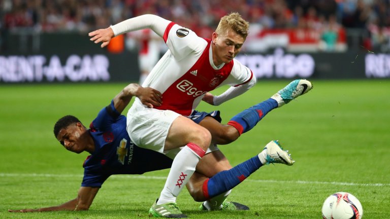 През май 2017-а, когато все още не бе навършил 18 години, Де Лихт бе титуляр за Аякс във финала на Лига Европа, загубен с 0:2 от Манчестър Юнайтед.