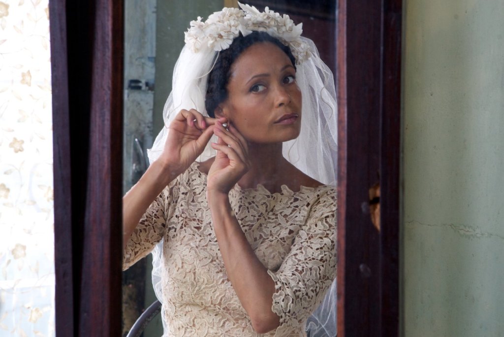 А това е Танди Нютън като булка в драмата Half of the yellow sun, 2013 