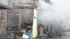 Изгорели са няколко постройки, използвани за магазини