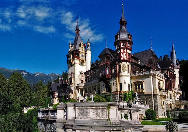  Замъкът Пелеш, Румъния  

 Въпреки славата на един от най-красивите замъци в Европа, „Пелеш“ е сравнително непознат на туристите. Това се дължи най-вече на специфичното разположение в подножието на Карпатите, в централната част на Румъния. 

 Всъщност, замъкът е по-скоро дворец, тъй като е построен в неоренесансов стил през 1914-та година като лятна и ловна резиденция на крал Карол I. Комунистическият режим изземва имота, заобиколен от красиви градини и статуи, и затваря вратите. Няколко години по-късно (1953) по документи Пелеш е превърнат в музей, но в продължение на десетилетия не приема посетители.

 След демократичните промени красивата резиденция действително функционира като музей, но все още не всички стаи от двореца са отворени за туристите. Ако имате път на север от Букурещ, съвсем близо до „Пелеш“ е митичната област Трансилвания, а там също има много какво да се види.