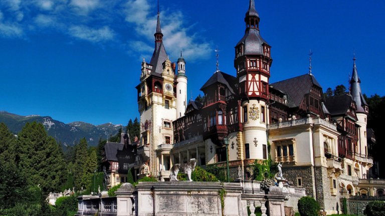 Замъкът Пелеш, Румъния  
 Въпреки славата на един от най-красивите замъци в Европа, „Пелеш“ е сравнително непознат на туристите. Това се дължи най-вече на специфичното разположение в подножието на Карпатите, в централната част на Румъния. 
 Всъщност, замъкът е по-скоро дворец, тъй като е построен в неоренесансов стил през 1914-та година като лятна и ловна резиденция на крал Карол I. Комунистическият режим изземва имота, заобиколен от красиви градини и статуи, и затваря вратите. Няколко години по-късно (1953) по документи Пелеш е превърнат в музей, но в продължение на десетилетия не приема посетители.
 След демократичните промени красивата резиденция действително функционира като музей, но все още не всички стаи от двореца са отворени за туристите. Ако имате път на север от Букурещ, съвсем близо до „Пелеш“ е митичната област Трансилвания, а там също има много какво да се види.