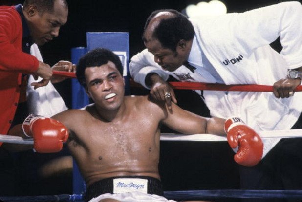На 3 юни почина легендата Мохамед Али. Трикратният световен шампион по бокс си отиде на 74 г. след 32-годишна битка с болестта на Паркинсон. Освен с трите си титли в тежка категория от 1964, 1974 и 1978 година, Касиус Клей, който се преименува на Мохамед Али след като приема исляма, беше познат и като един от значимите борци за правата на афроамериканците в САЩ. ESPN го беше наредил на второ място в историята на бокса след Шугър Рей Леонард. За мнозина обаче Али си остава най-великият.