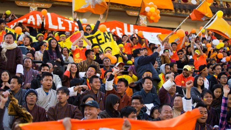 12 000 изпълниха трибуните, а това се оказа първа домакинска победа в историята в официален мач.