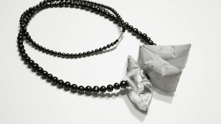 Джина Шеовска е работила с едни от най-известните дами в България. Освен с бижутерия се занимава и със стайлинг. 
Изключително много държи на качествените материали и често пътува, за да си ги набавя. За по-алтернативните си колекции предпочита да използва натурални материали като необработени полу-скъпоценни камъни и корали, които съчетавам с естествена кожа, дърво, сатениран памук и др.  
http://www.sheovska.com/