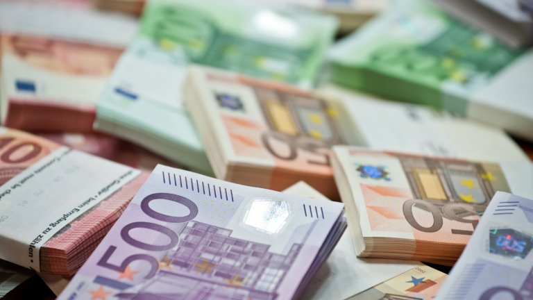 Еврото продължава да пада, изравнява курса си с щатския долар
