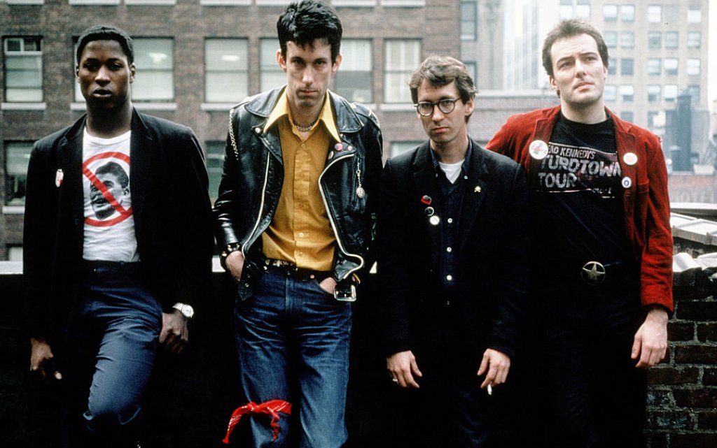 Dead Kennedys (1978)
Пънк банда от Сан Франциско, изявявала се в същия регион, където по-късно възникнаха огромни траш имена като Metallica, Exodus, Testament и Death Angel. Dead Kennedys остават в историята като основополагаща хардкор пънк банда, предизвикала много противоречия с провокативните си текстове, натоварени с политически послания.
Дейв Ломбардо от Slayer си е припомнял как веднъж Джеф Ханеман (китаристът и съосновател на Slayer, който почина преди 7 години) донесъл на репетиция касета на Dead Kennedys. “Техният гняв беше направо нереален. Той зареди всички ни и искахме да пресъздадем тази енергия”.