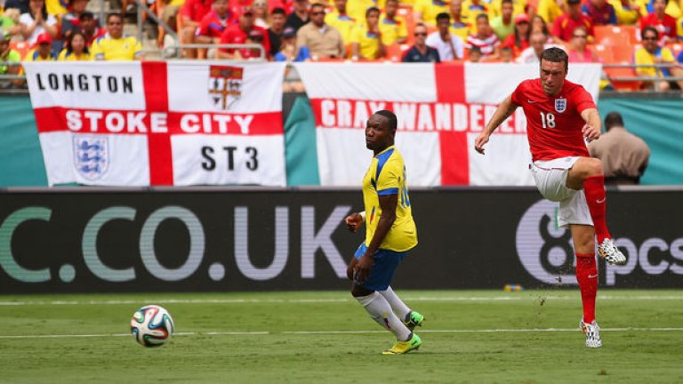 Рики Ламбърт вкарва втория гол за Англия срещу Еквадор.