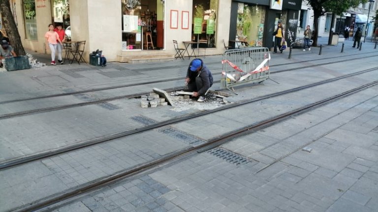 Два месеца след последните поправки по улицата, настилката около трамвайните релси се надигна