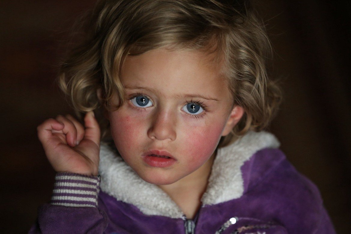 5-годишната Лина живее с дядо си, единственият й останал жив роднина, в порутена къща в град Гута в Сирия, където сраженията са се ожесточили през последните месеци.