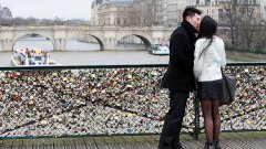 От 2008 година насам влюбените заключват с хиляди катинари перилата на "Моста на изкуствата“ в Париж