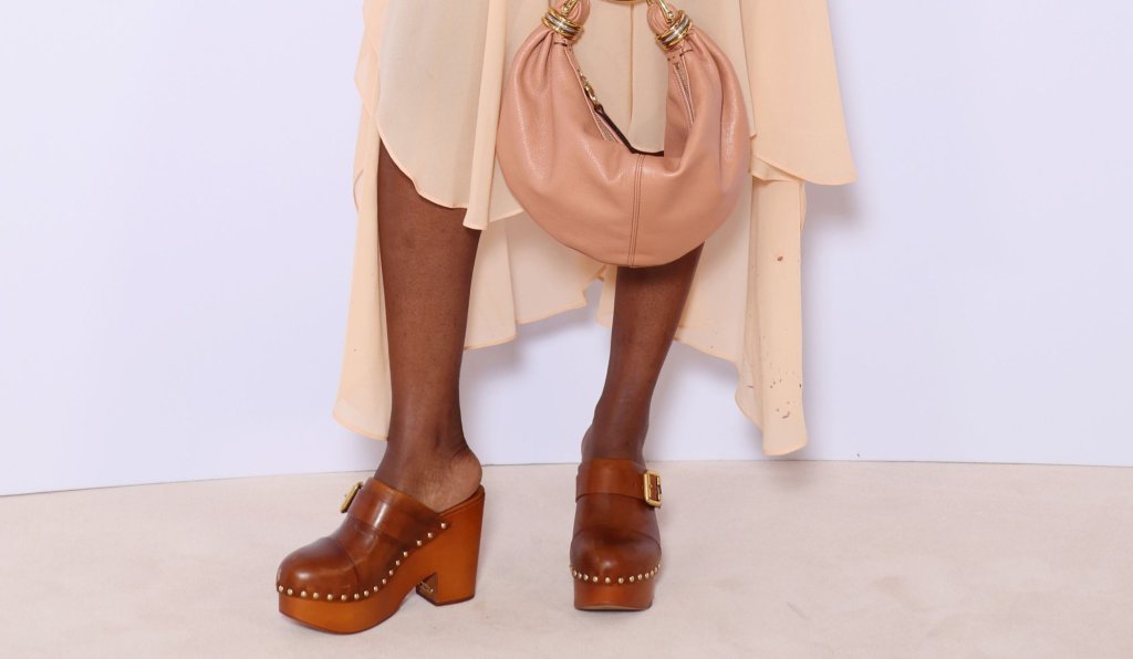 Ретро сабо

Директно от архивите на 70-те, сабото се завръща с гръм и трясък, доказвайки за пореден път, че в модата нищо не остава погребано задълго. Този път обаче дървената подметка е зарязала хипи лагерите и се е преселила директно в първа класа. Chloé, Bottega Veneta и Versace решиха да дадат на този ретро символ чисто нова идентичност, гарнирана с кристали, преплетена кожа и перлени шевове.