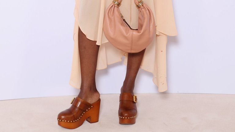 Ретро сабо

Директно от архивите на 70-те, сабото се завръща с гръм и трясък, доказвайки за пореден път, че в модата нищо не остава погребано задълго. Този път обаче дървената подметка е зарязала хипи лагерите и се е преселила директно в първа класа. Chloé, Bottega Veneta и Versace решиха да дадат на този ретро символ чисто нова идентичност, гарнирана с кристали, преплетена кожа и перлени шевове.