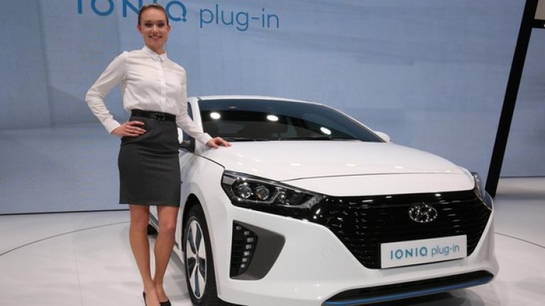 Компаниите имат нужда от алтернативи
Големите компании са наясно, че не могат да предлагат едни и същи коли на различните си типове клиенти, както и че няма никаква гаранция, че ще уцелят вкусовете им. Това в пълна сила важи и за задвижването на автомобилите – ДВГ, на електричество или хибриди, това многообразие няма да отмине скоро.