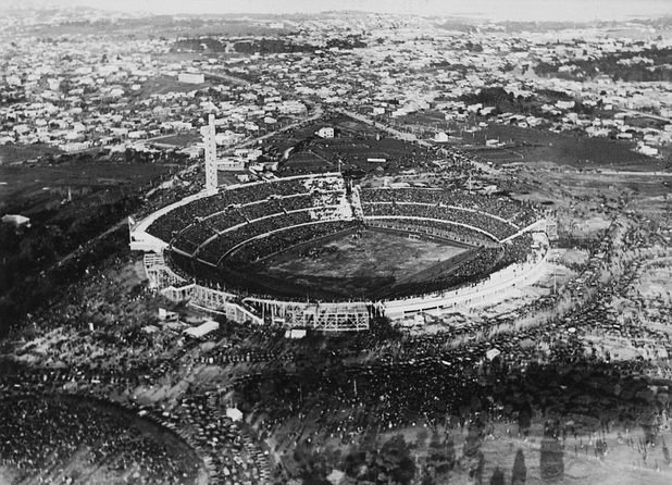 През 1930 г. идеята за тържествен старт в Уругвай се проваля, тъй като бетонът на новия стадион „Сентенарио” все още съхне. Затова двубоят на домакините срещу Перу е отложен с цели пет дни, когато е церемонията и дефилирането на отборите. Но първото световно практически почва с други два мача: Франция – Мексико (4:1) и САЩ – Белгия (3:0), които се играят на 13 юли по едно и също време. В 19-ата минута французинът Люсиен Лоран вкарва първия гол на световни футболни финали. 