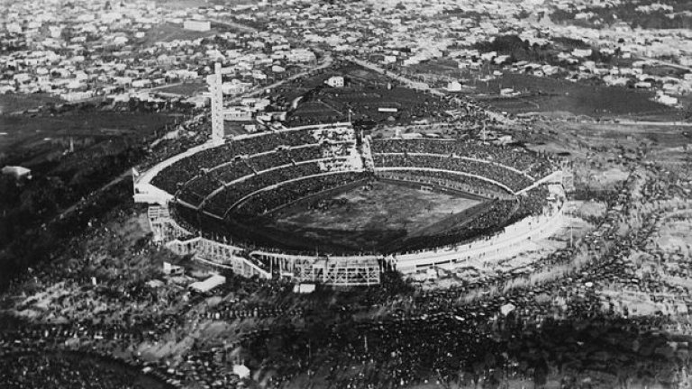 През 1930 г. идеята за тържествен старт в Уругвай се проваля, тъй като бетонът на новия стадион „Сентенарио” все още съхне. Затова двубоят на домакините срещу Перу е отложен с цели пет дни, когато е церемонията и дефилирането на отборите. Но първото световно практически почва с други два мача: Франция – Мексико (4:1) и САЩ – Белгия (3:0), които се играят на 13 юли по едно и също време. В 19-ата минута французинът Люсиен Лоран вкарва първия гол на световни футболни финали. 