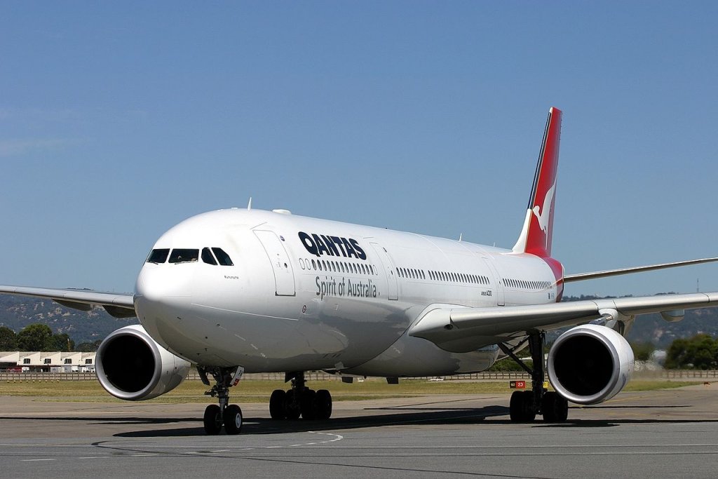 1280px-Airbus_A330-303,_Qantas_AN0743607