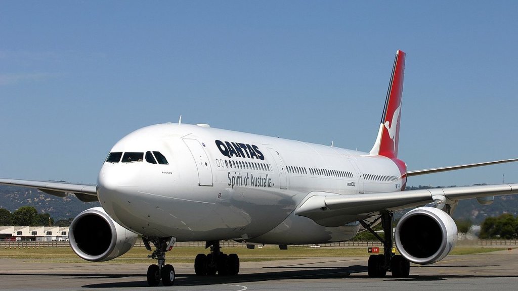 1280px-Airbus_A330-303,_Qantas_AN0743607