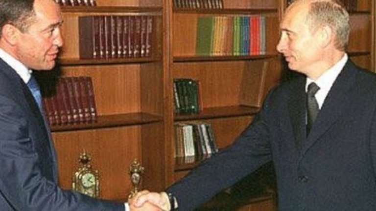 Лесин стои в основата на създаването на руския пропаганден канал RT (Russia Today), но по-късно изпада в немилост пред властта. Той беше открит мъртъв при мистериозни обстоятелства в хотелската си стая във Вашингтон миналия ноември със следи от насилствени рани по главата.