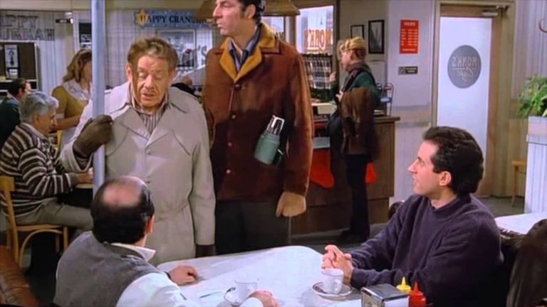8. Seinfeld / "Зайнфелд" (1989 - 1998 г.) 
Това със сигурност не е първият сериал за група добри приятели, които живеят като съседи и споделят радостите и несгодите на живота в Манхатън, но със сигурност се превръща в сензация за времето си. Джери Зайнфелд е забавен, а отношенията му с близките му хора са изпълнени с пиперлив хумор и много любопитни моменти. 
Идеята на "Зайнфелд" е да се превърне в "глас на разума" на фона на общата лудост, която обхваща света и Америка в този период. И предвид огромните рейтинги - до голяма степен успява.