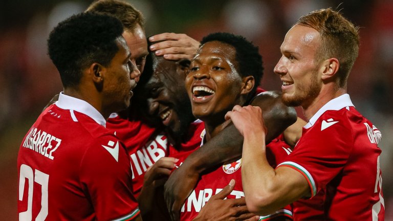 ЦСКА се скъса да вкарва на Берое и отново настигна Лудогорец