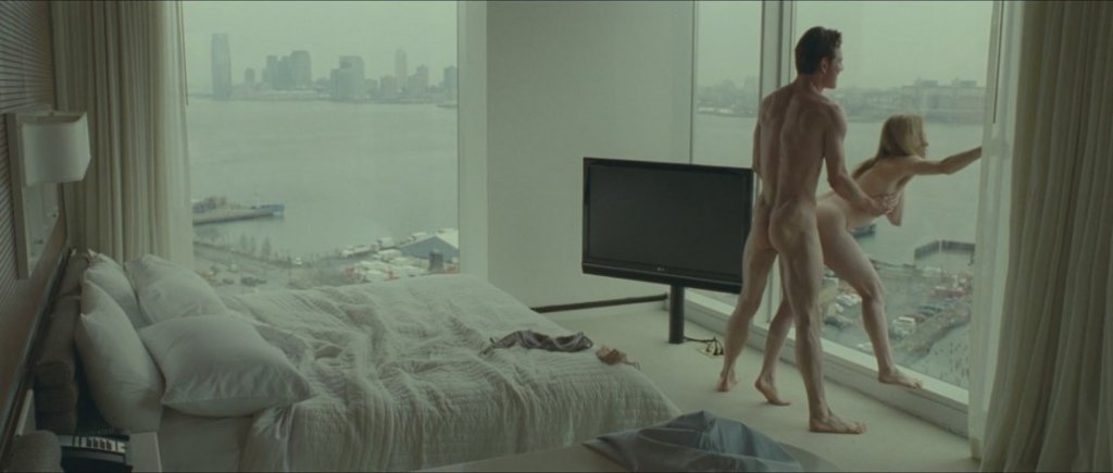 Всеки, който харесва Майкъл Фасбендър някога, някъде е гледал Срам. Филмът предлага едни от най-студените и същевременно наситено перверзно-еротични сцени в съвременното независимо кино.