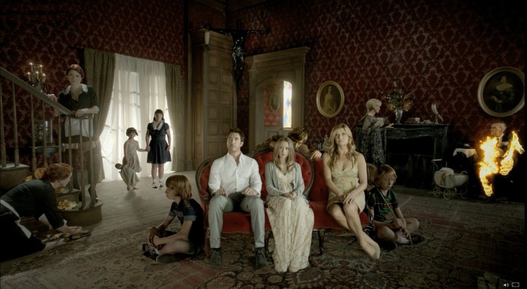 8.“Зловеща семейна история“ (American Horror Story) – рейтинг: 8.3 - 
Феновете винаги имат много силно изразени мнения за този сериал или поне за всеки негов отделен сезон. А сезоните наистина са уникални, разказват напълно различни истории по изключител