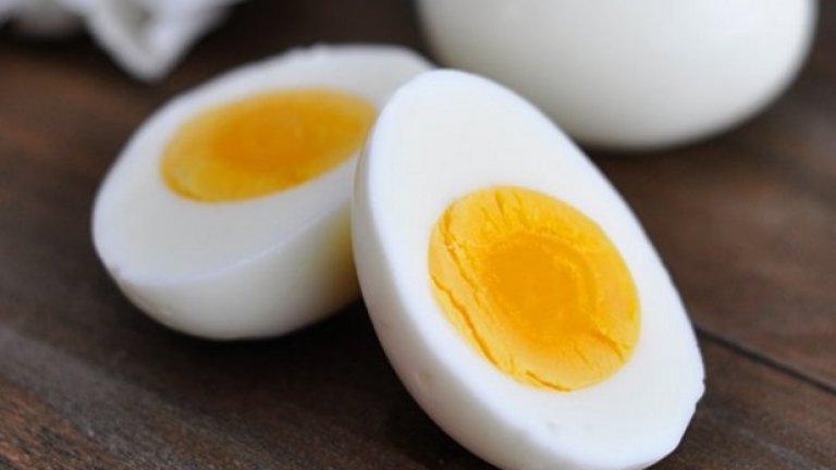 Яйца
Едно яйце дава около 10 процента от необходимата ви дневна доза протеини. Яйчният протеин е най-пълноценна храна, ако не се брои майчиното мляко, което означава, че протеинът в яйцата съдържа всички жизненоважни аминокиселини, от които трудолюбивите ви мускули се нуждаят за да се възстановят. Само една такава храна на ден ще ви осигури и около 30% от дневната ви доза витамин К, който е от жизненоважно значение за здравината на костите. И не се притеснявайте твърде много за холестерола си – изследванията показват, че консумиращите яйца хора по-рядко страдат от сърдечни заболявания, отколкото тези, които избягват яйца.

Как да ги ядем: Варени, бъркани, на очи или пържени, яйцата са страхотни и лесни за изпълнение във всичките им варианти. Включете ги като част от сандвича си или като допълнение към местното си меню. Можете също така да ги добавите към печива и супи, като чукнете едно или две малко преди да свалите яденето от котлона.