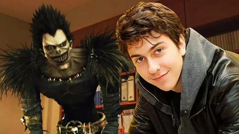 Deathnote
Малко римейкове постигат толкова ясно отчетлив провал, колкто американската версия на Netflix на култовото аниме Deathnote. Екранизацията освен че премества цялото действие в САЩ, тотално обръща характера на ключови герои и вкарва не особено логични действия, с които накрая да закърпи един що годе завършен финал. Иначе целият филм е една голяма каша от неща, които действително ги има в анимацията и решения на режисьорите и сценаристите на филма.