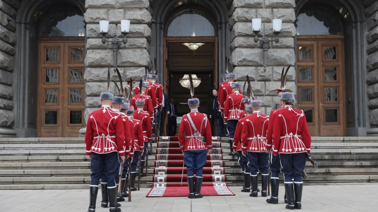 Червен килим на парадния вход на Народното събрание.
