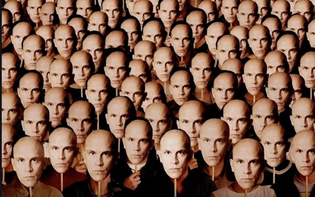 Джон Малкович в "Да бъдеш Джон Малкович" (Being John Malkovich)
Филмът на Спайк Джоунз е истински пример за това колко сполучливи могат да бъдат такива истории на екран. Той разказва за кукловод, който през малка врата се оказва в съзнанието на актьора Джон Малкович, а впоследствие разбира, че има и известен контрол над него. А това води до все по-абсурдни ситуации
Ако има филм в този списък, който задължително си струва да си припомните, то това е "Да бъдеш Джон Малкович".