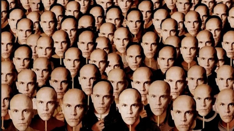 Джон Малкович в "Да бъдеш Джон Малкович" (Being John Malkovich)
Филмът на Спайк Джоунз е истински пример за това колко сполучливи могат да бъдат такива истории на екран. Той разказва за кукловод, който през малка врата се оказва в съзнанието на актьора Джон Малкович, а впоследствие разбира, че има и известен контрол над него. А това води до все по-абсурдни ситуации
Ако има филм в този списък, който задължително си струва да си припомните, то това е "Да бъдеш Джон Малкович".