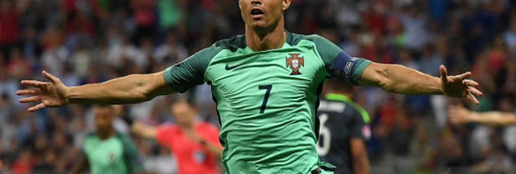 Нападател: Кристиано Роналдо. Три гола дотук, включително и в полуфинала срещу Уелс. Ако вдъхнови Португалия за победа в неделя, заслужено ще се нареди сред най-великите на национално ниво.  