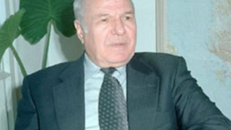 Той беше вицепрезидент в периода 1996-2002 г.