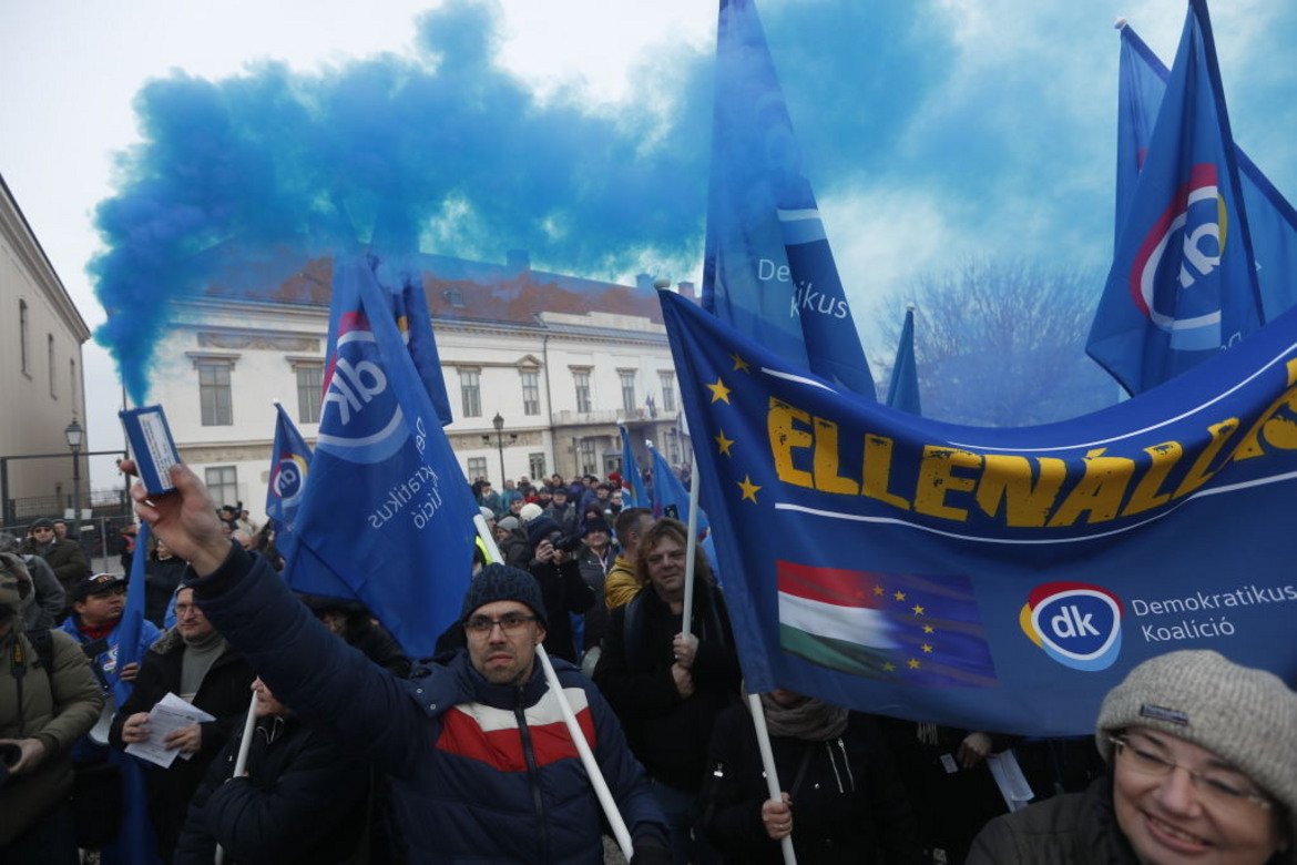 Протестиращите излязоха по улиците на Будапеща в деня, в който Виктор Орбан правеше годишното си обръщение към нацията