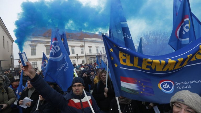 Протестиращите излязоха по улиците на Будапеща в деня, в който Виктор Орбан правеше годишното си обръщение към нацията