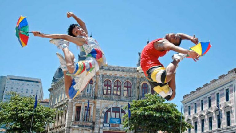 Бразилският танц Фреву, наричан още „пасо“, комбинира десетки сложни акробатични движения, елементи от машише, военен марш и капоейра. Музиката е с бърз ритъм, идеална за традиционния карнавал в щата Пернамбуку.