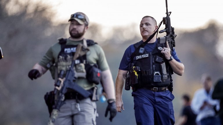 Робърт Кард е резервист от американската армия и се смята, че е въоръжен и опасен