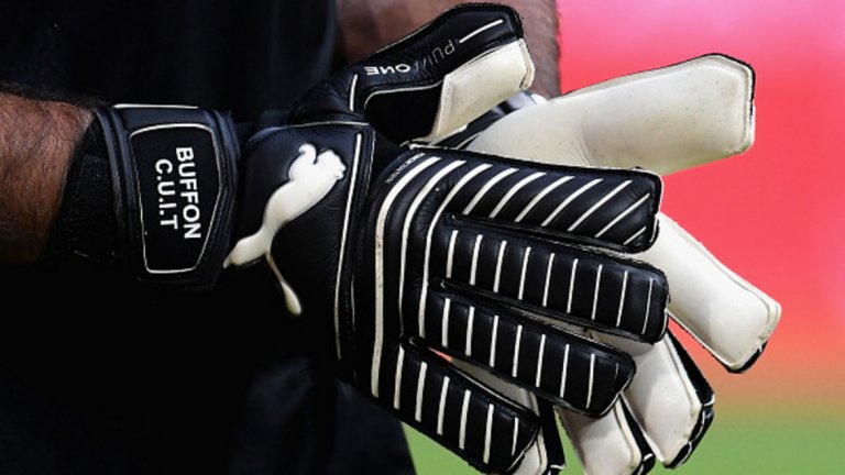 10. C.U.I.T
Замисляли ли сте се какво означава четирибуквието C.U.I.T на ръкавиците на Буфон? Като малък Джиджи е бил част от ултрас фракцията Commando Ultra Indian Trips  на Карарезе, с която е пътувал по гостувания, за да гледа отбора от родния си град.