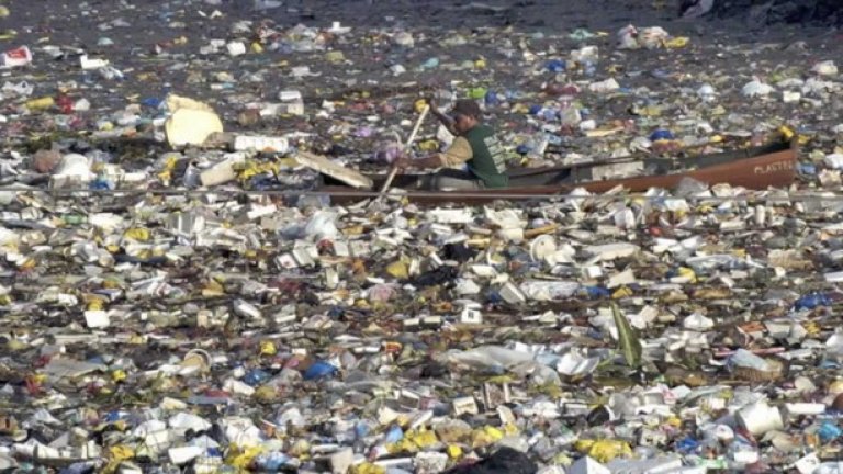 "Островът" се състои само от пластмасови отпадъци и се простира на 500 морски мили от брега на Калифорния, през северната част на Тихия океан, покрай Хаваите и достига Япония