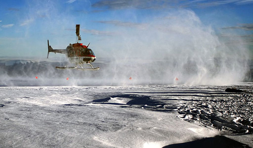 713px-Helicopter_is_taking_off_Greenland_ice_sheet_