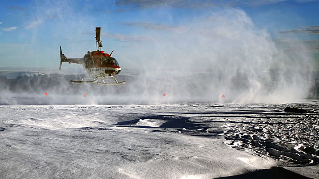 713px-Helicopter_is_taking_off_Greenland_ice_sheet_