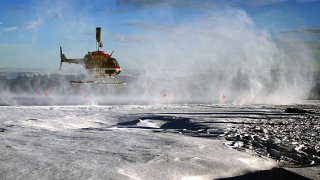 713px-Helicopter_is_taking_off_Greenland_ice_sheet_