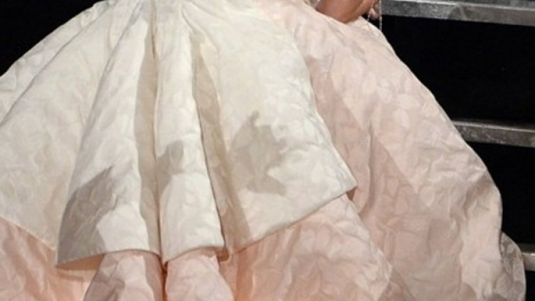 ДВА е броят на спъванията на Дженифър Лорънс по време на церемонията за "Оскар". Тази година, припомнят от Vogue, тя се спъна на пристигане, а миналата година се блъсна в стълбите, облечена в рокля на Dior, докато отиваше към подиума да вземе наградата си